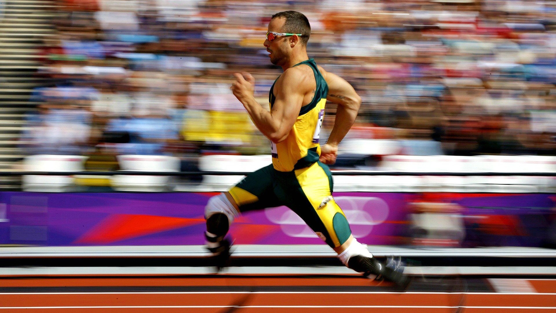 jiuyou入口-“逆风逆袭：车手在绝境中写传奇”，逆风而行的小车