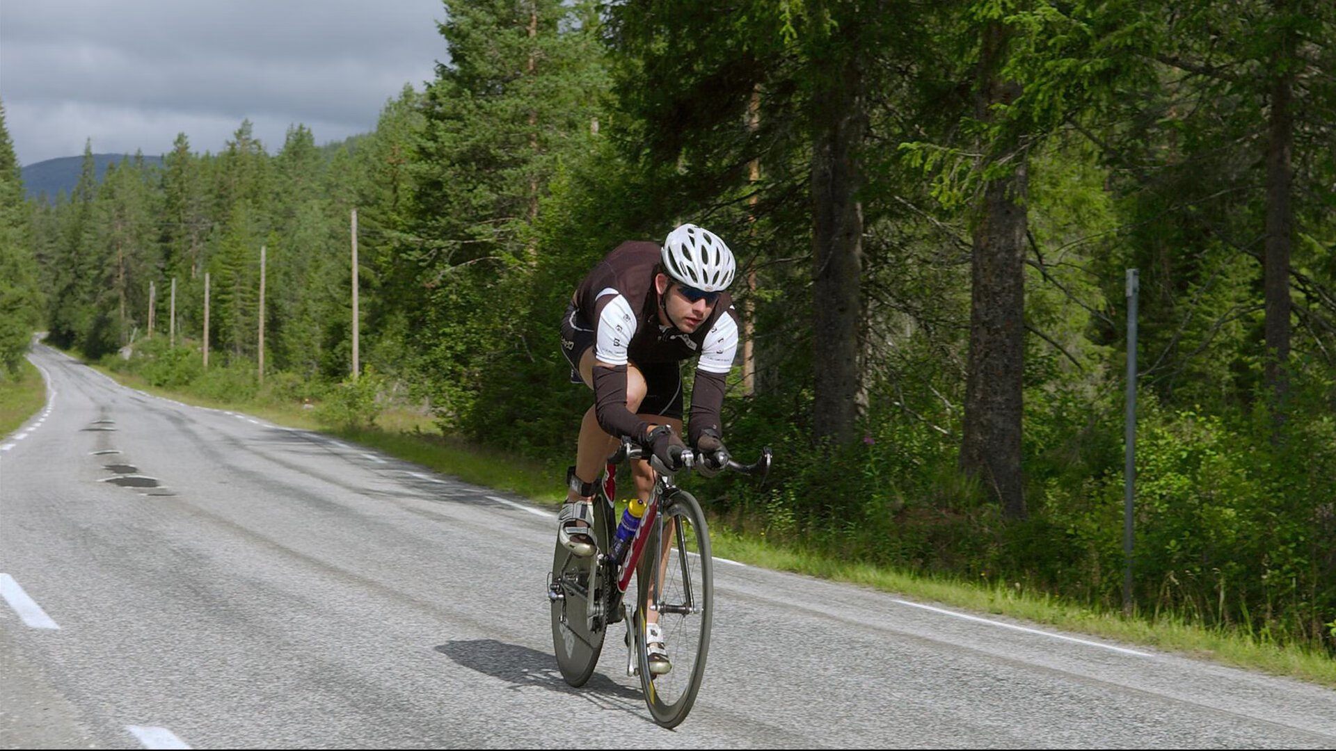 青年极限攀爬赛,登顶山峰的勇气考验,极限攀爬第一人坠亡