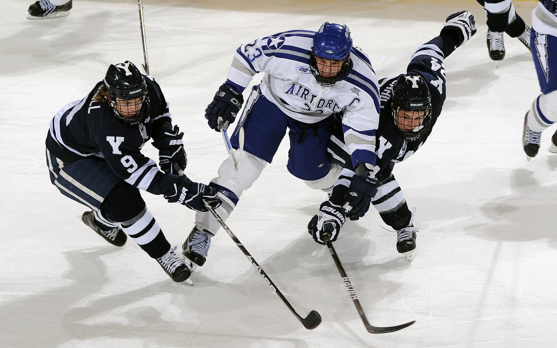 詹姆斯替补席上积极鼓励年轻球员，詹姆斯的替补球员